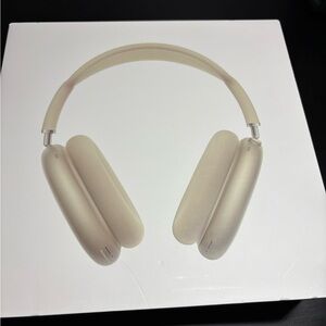 AirPods Max USB-C, charging, starlight gray